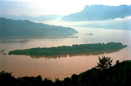千秋三峽 世紀(jì)偉業(yè)——三峽工程見證新中國60年發(fā)展足跡 這是中堡島的原始地貌(資料照片)。三峽工程于1994年12月14日正式開工,工程采用分期導(dǎo)流方式,分三期進行施工,以中堡島為分界點向兩側(cè)延伸,分別修建左岸和右岸大壩。 “截斷巫山云雨,高峽出平湖”,隨著設(shè)計建設(shè)任務(wù)的如期完成,歷經(jīng)近17年的建設(shè),舉世矚目的三峽工程將一代偉人的豪邁設(shè)想變?yōu)楝F(xiàn)實。承載著共和國水利輝煌夢想的三峽工程,鑄就了惠及千秋的民生水利。 三峽工程凝聚了幾代中央領(lǐng)導(dǎo)集體和全國人民的智慧與力量。1978年至1988年,三峽工程基本完成了建設(shè)的決策準(zhǔn)備;1988年至1998年,三峽工程正式開工并實現(xiàn)大江截流;1998年至2008年,三峽樞紐主體工程、輸變電工程和移民工作基本完成,三峽水庫實現(xiàn)了175米蓄水的最終目標(biāo)條件,使夢想變?yōu)楝F(xiàn)實。 新華社發(fā)